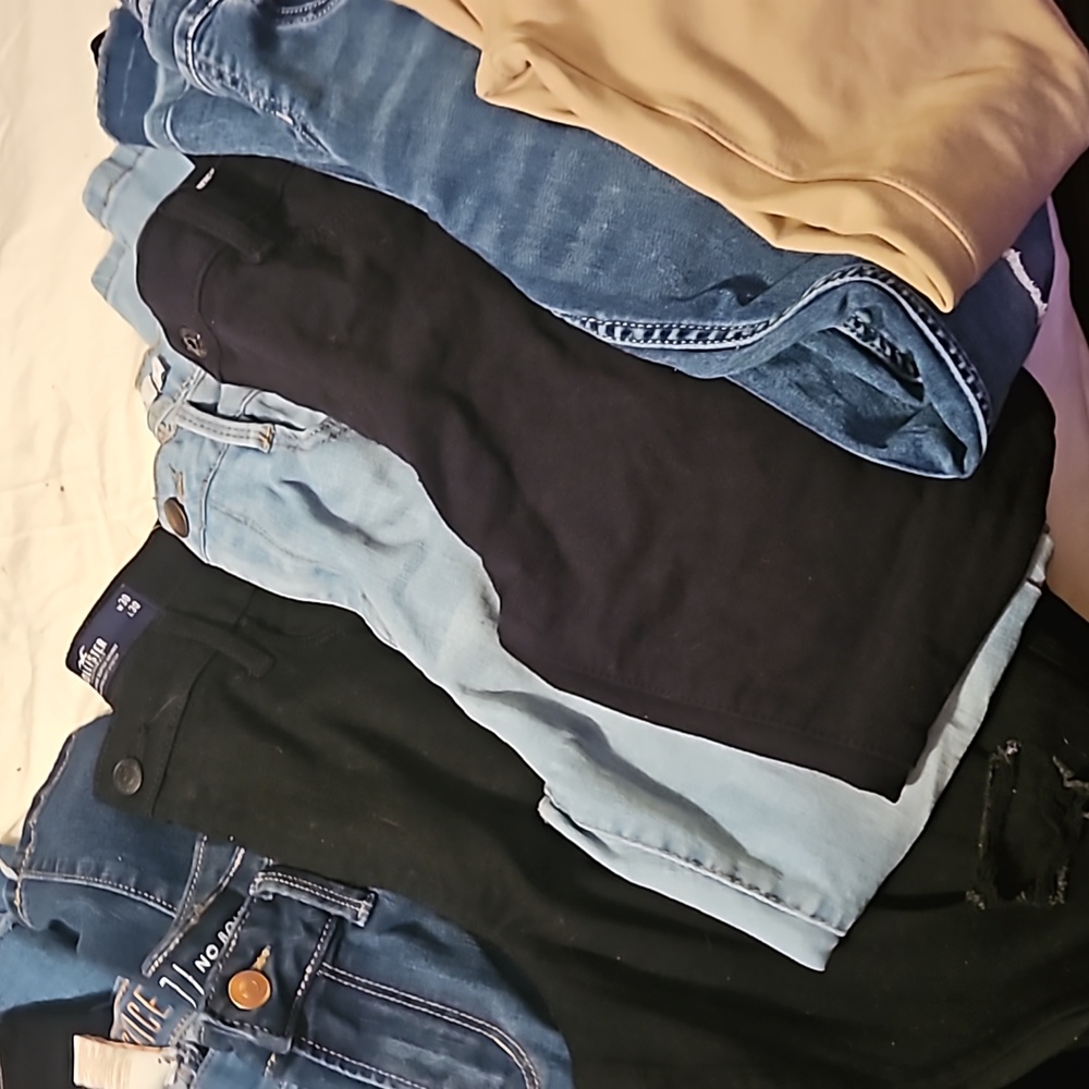 🔥 WINTER SPECIAL 10 pair of jeans. Range in size from XS to Size 14 to Size 2